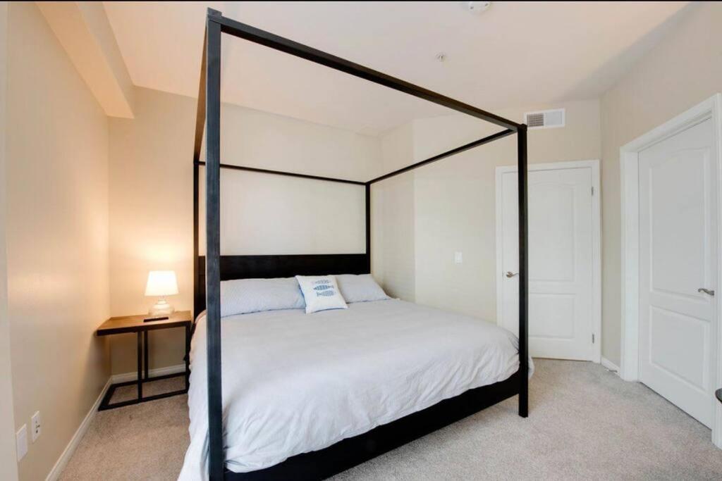 The Nest A Spacious 1 Bedroom Apartment With A Pool View Los Angeles Bagian luar foto