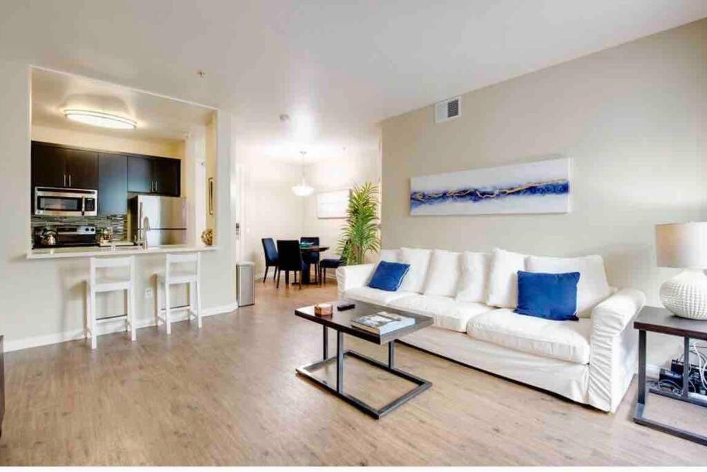 The Nest A Spacious 1 Bedroom Apartment With A Pool View Los Angeles Bagian luar foto